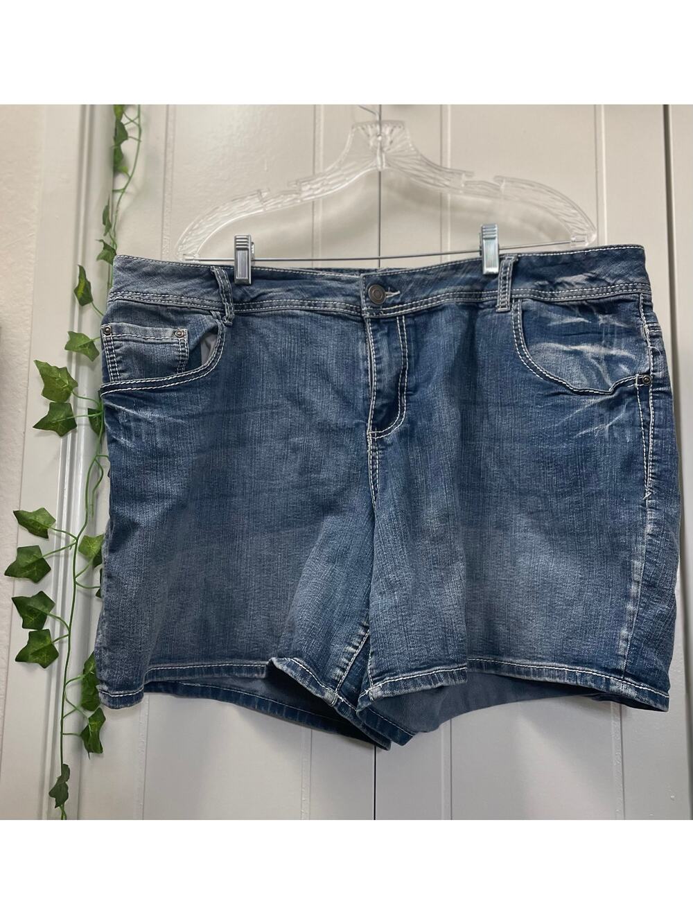 Lane Bryant Denim Mom Shorts Embroidered Sequence Pockets SZ 22